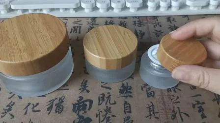 Échantillon gratuit en bois d'emballage cosmétique en verre givré pot de crème conteneur avec couvercle en bambou